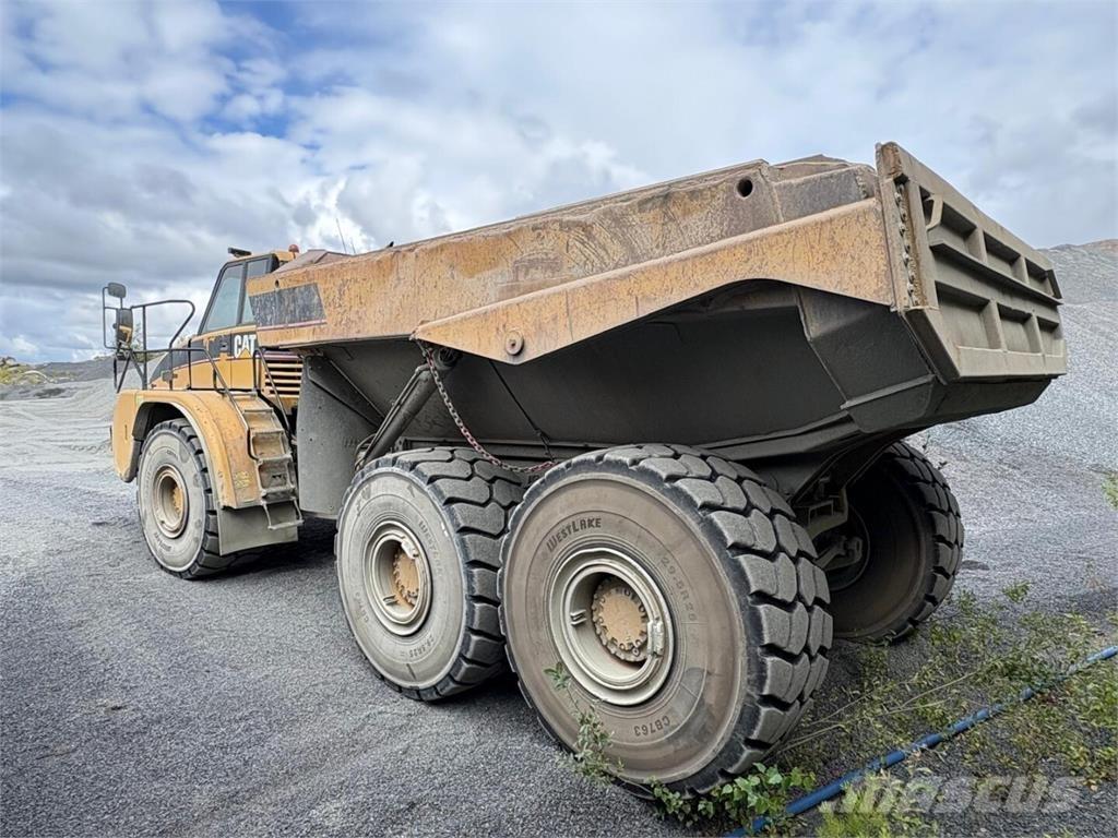 CAT 740 Шарнирно-сочленённые самосвалы