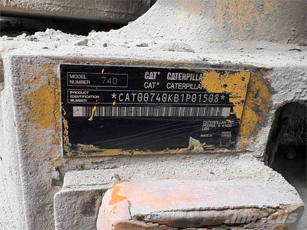 CAT 740 Шарнирно-сочленённые самосвалы