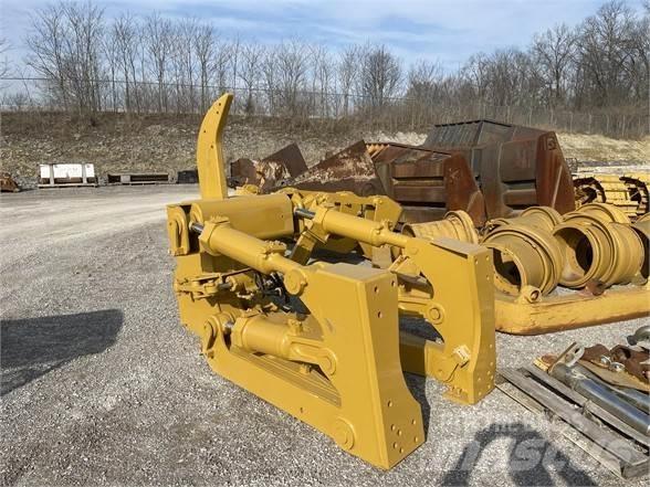 CAT D8 Навесные рыхлители