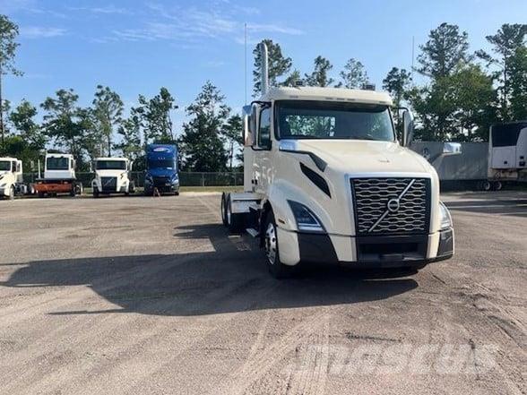 Volvo VNL64T300 Седельные тягачи