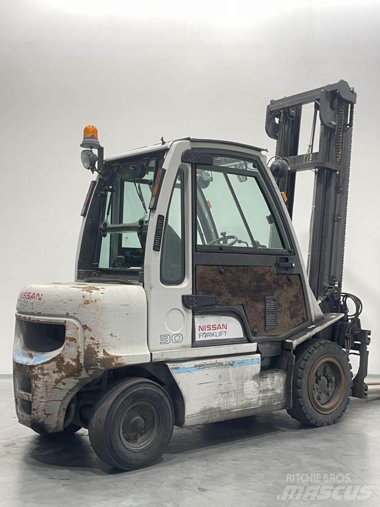 Nissan YG1D2A300 Дизельные погрузчики