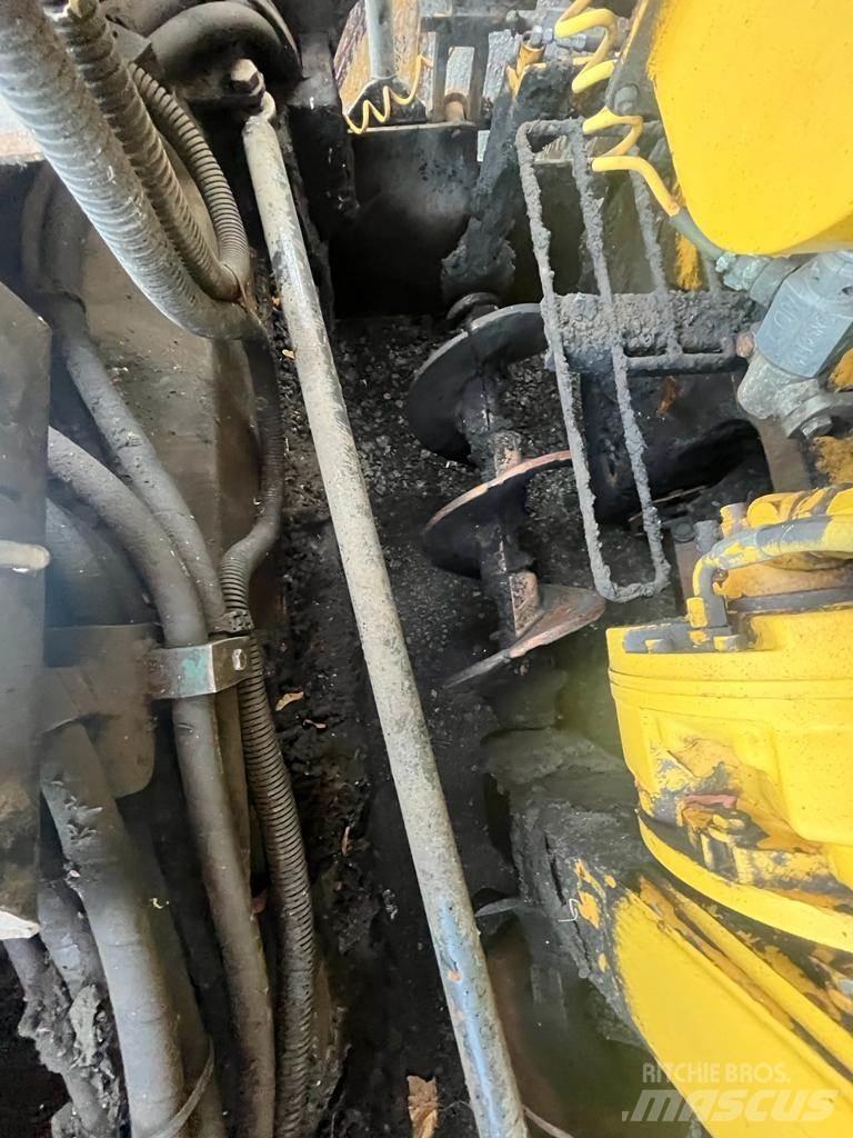 CAT AP600 Paver Асфальтоукладчики