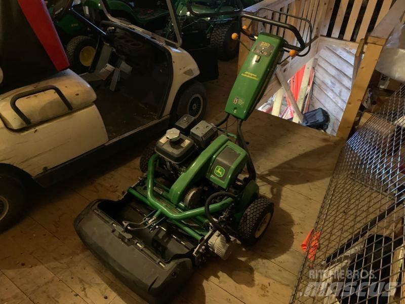 John Deere 220 Самоходные газонокосилки