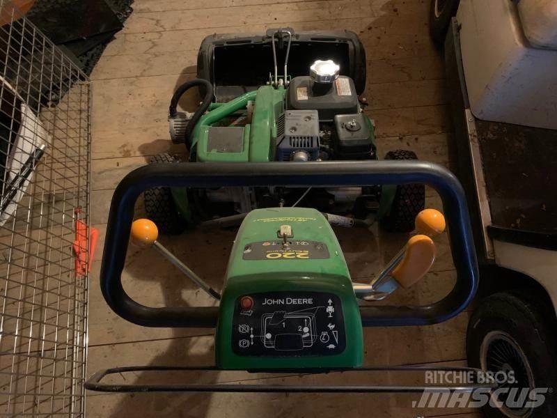 John Deere 220 Самоходные газонокосилки