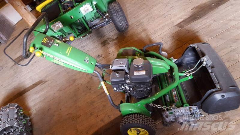 John Deere 220 Самоходные газонокосилки