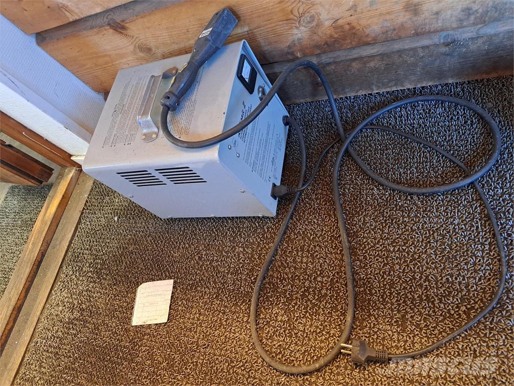 John Deere TE Gator Самоходные газонокосилки