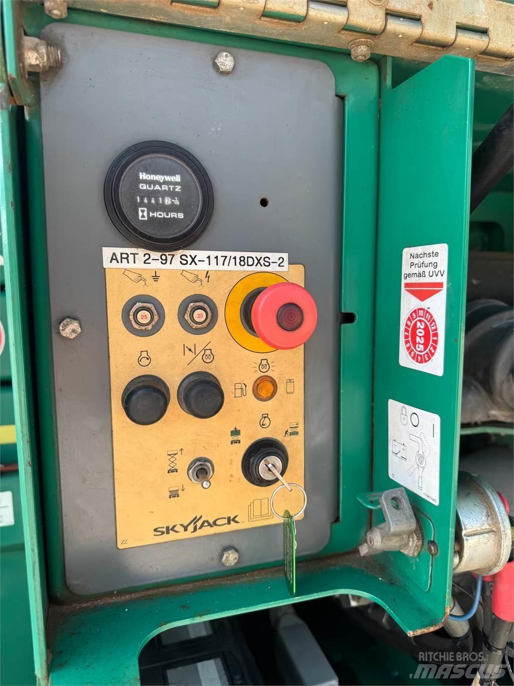 SkyJack 6832 RT Ножничные подъемники