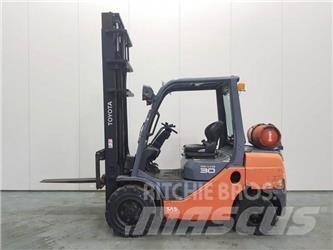 Toyota 8FGF30 Газовые погрузчики