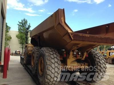 CAT 725 Шарнирно-сочленённые самосвалы