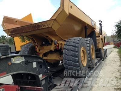 CAT 725C Шарнирно-сочленённые самосвалы