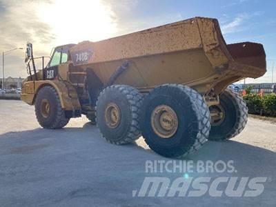 CAT 740B Шарнирно-сочленённые самосвалы