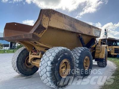 CAT 740B Шарнирно-сочленённые самосвалы