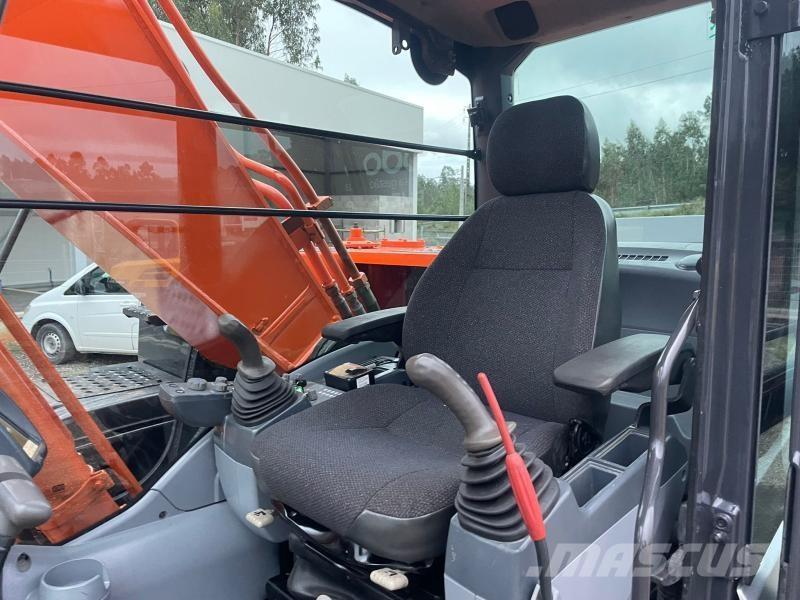 Hitachi ZX210 Гусеничные экскаваторы