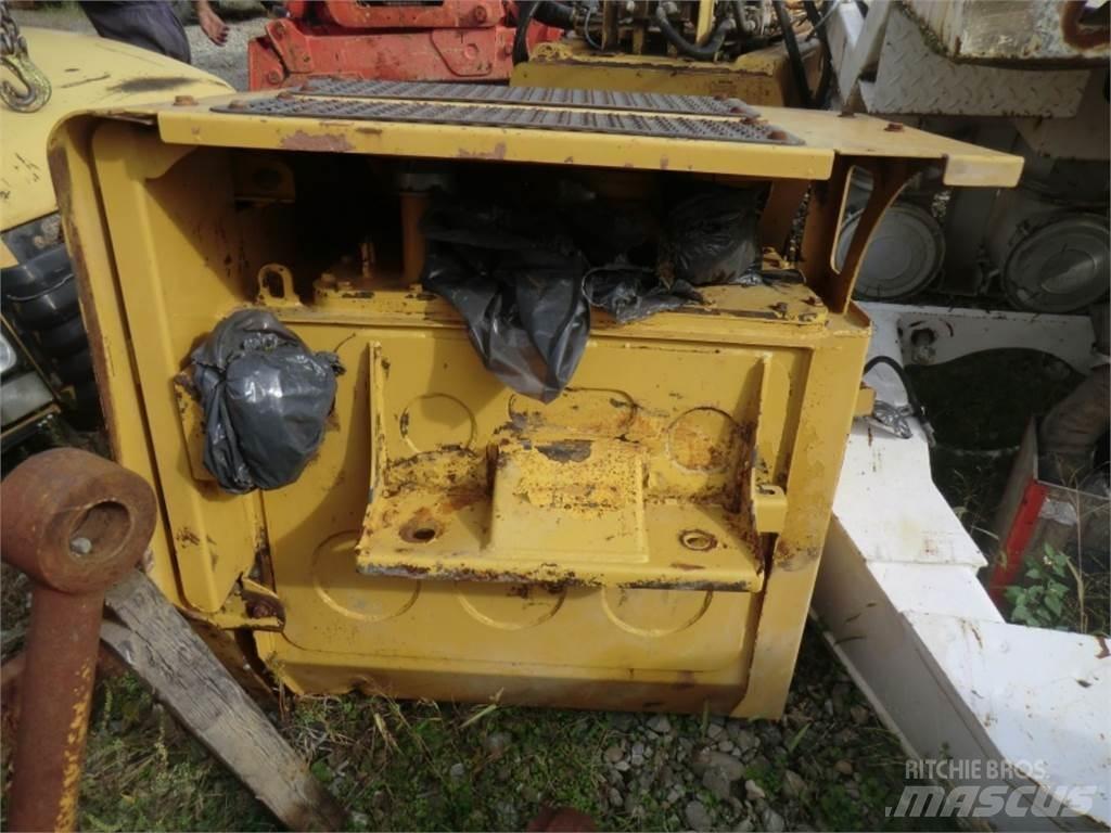 CAT 323D Строительная техника - Другие