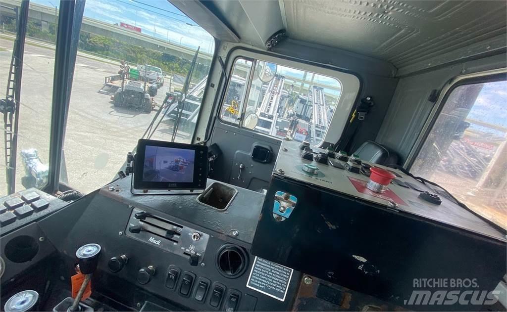 Mack MR688S Мусоровозы