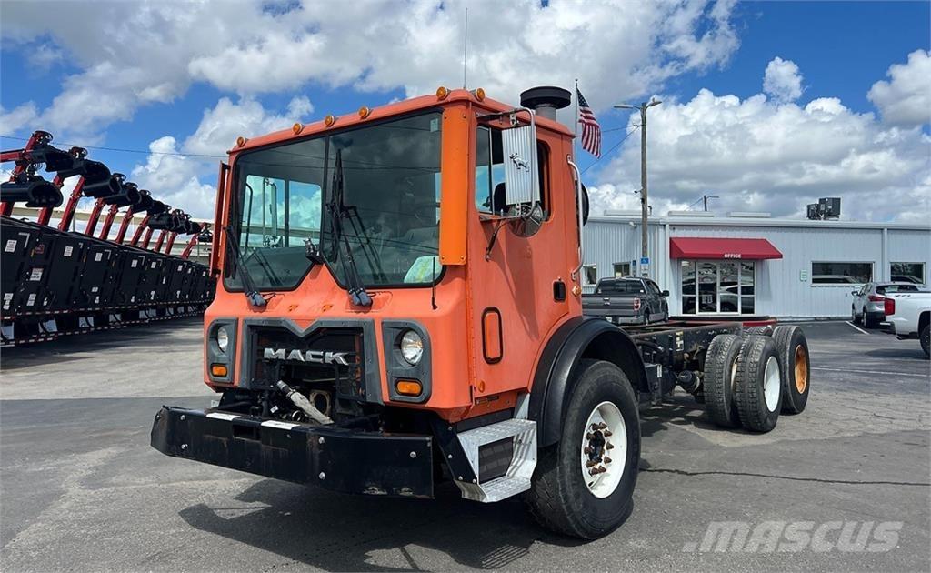 Mack MRU613 Шасси с кабиной