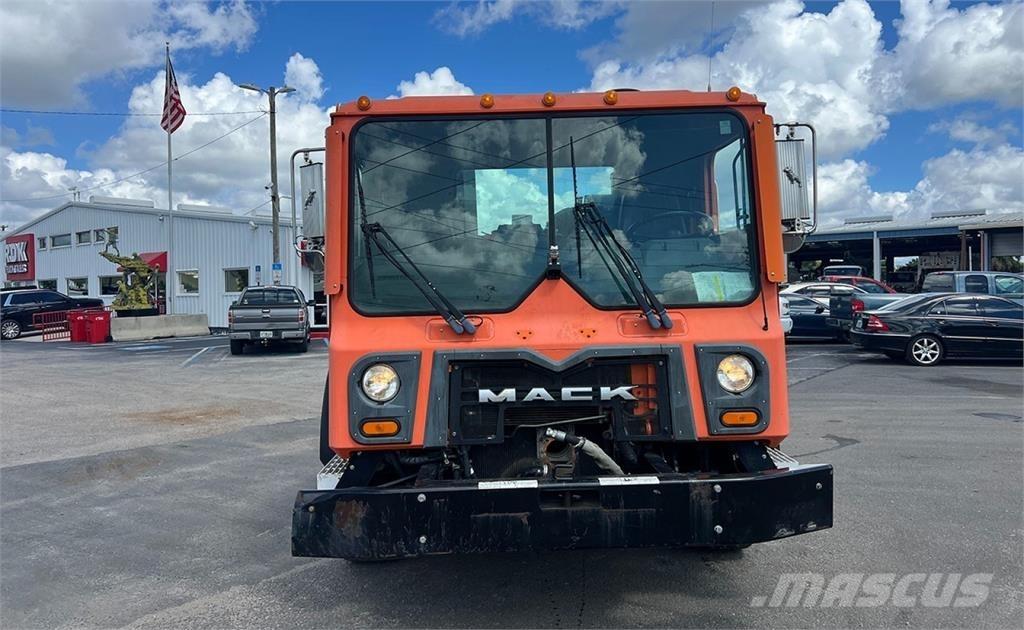 Mack MRU613 Шасси с кабиной