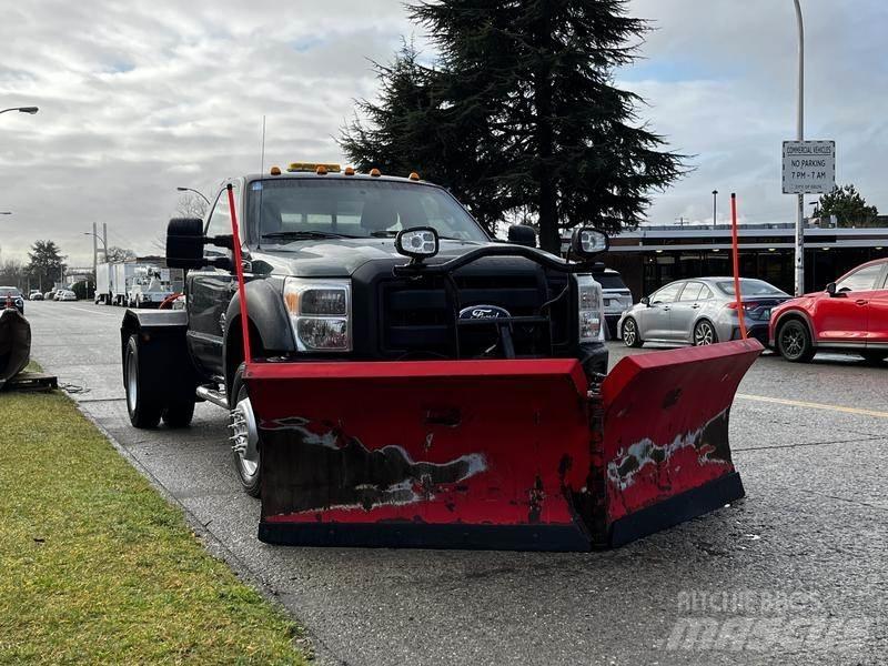 Ford F-550 Снежные отвалы и плуги
