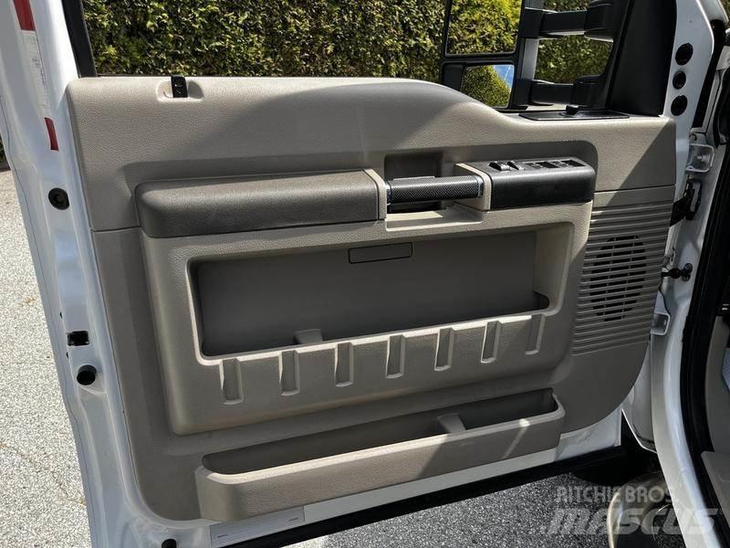 Ford F-550 Комбинированные дорожные машины