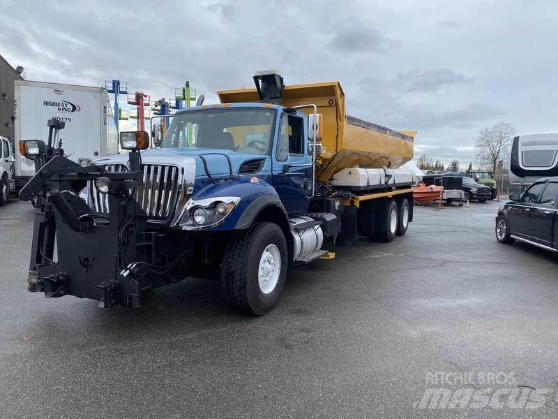 International 7400 Снежные отвалы и плуги