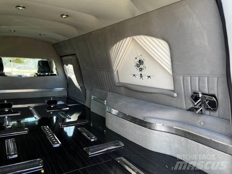Lincoln MKT Легковые автомобили