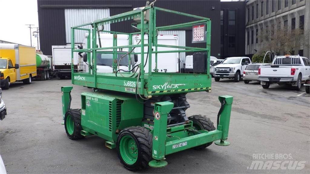 SkyJack SJ6826RT Ножничные подъемники