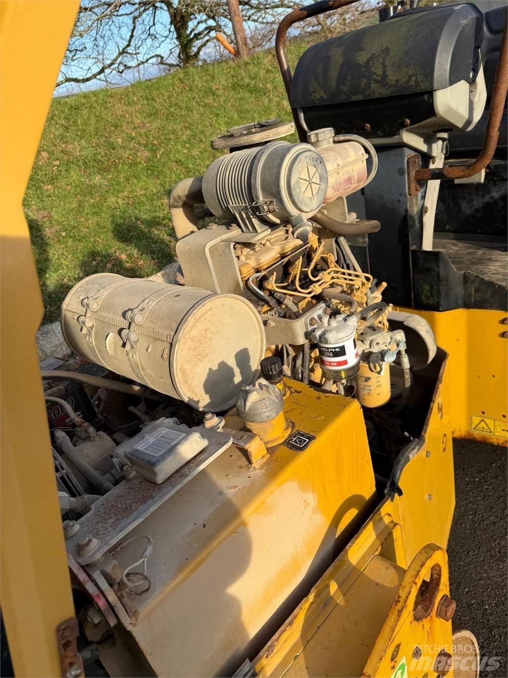 CAT CB24B Катки тротуарные