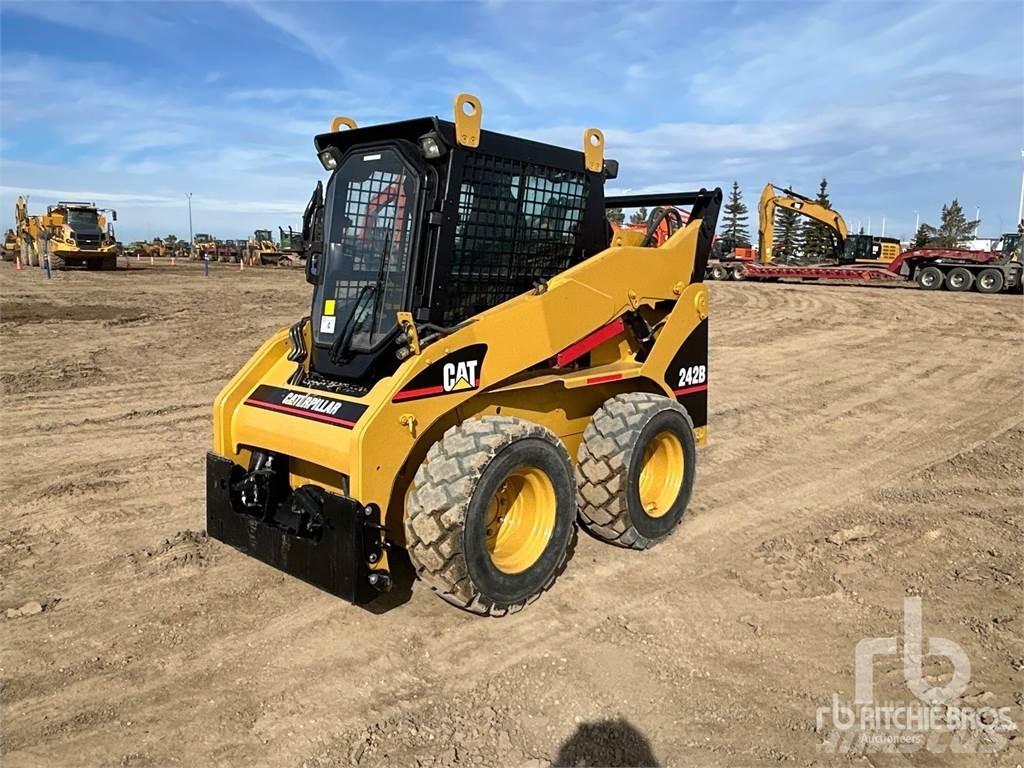 CAT 242B3 Мини-погрузчики