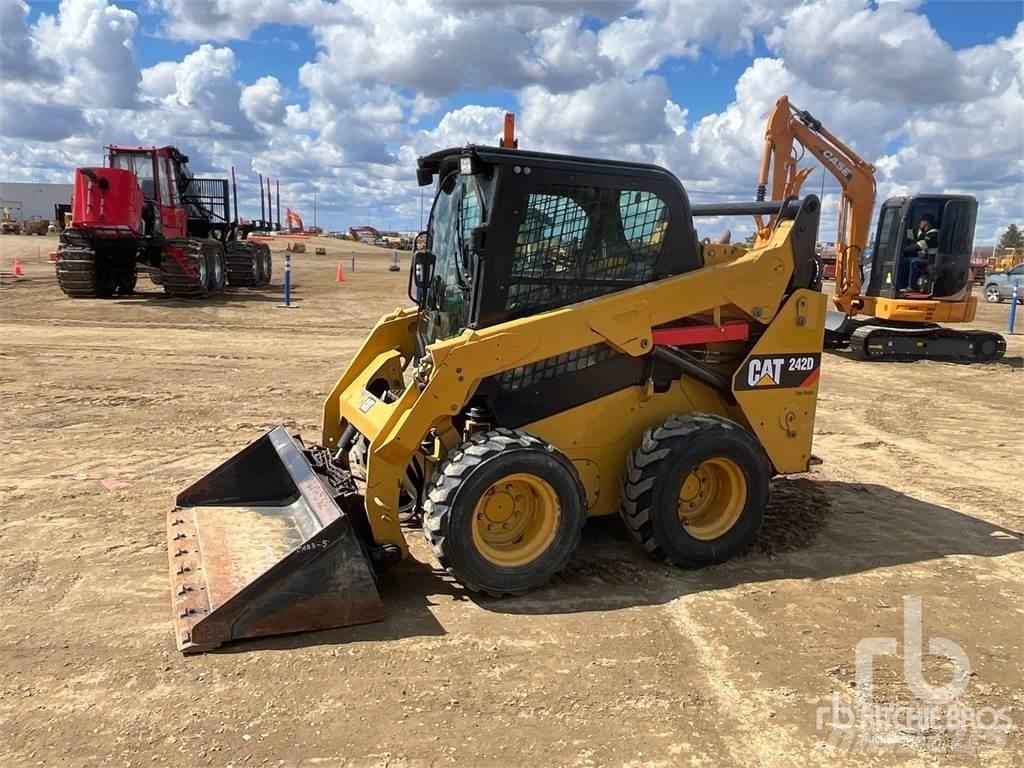 CAT 242D Мини-погрузчики
