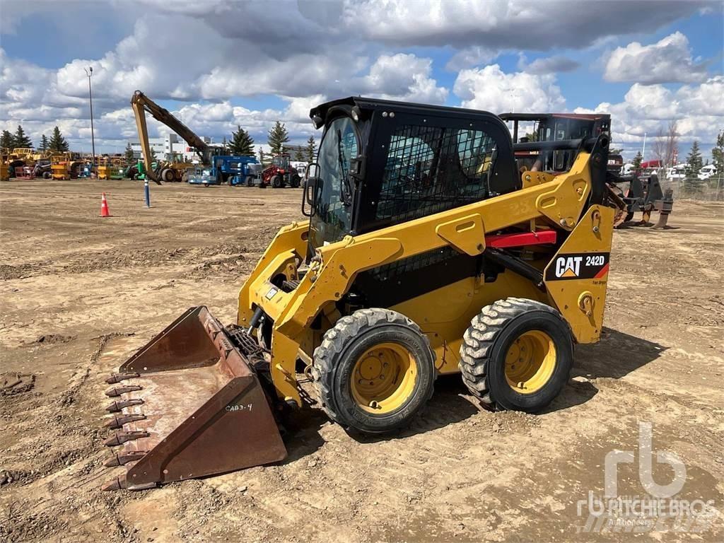 CAT 242D Мини-погрузчики