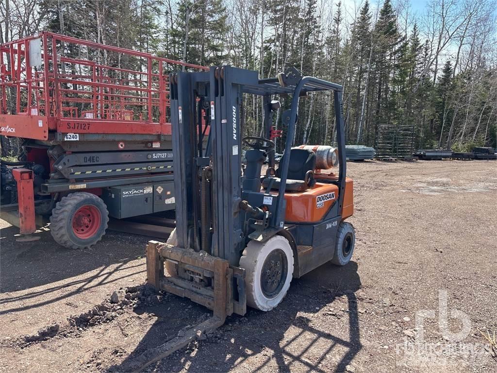 Doosan G25E-3 Дизельные погрузчики