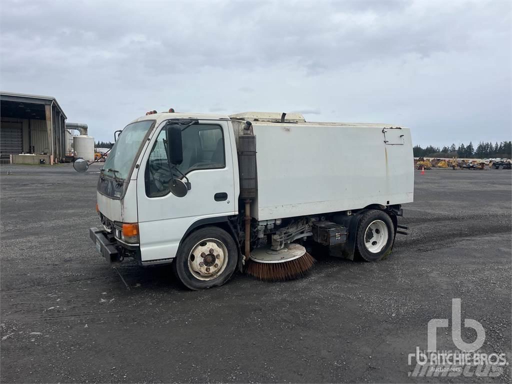 Isuzu NQR Уборочные машины