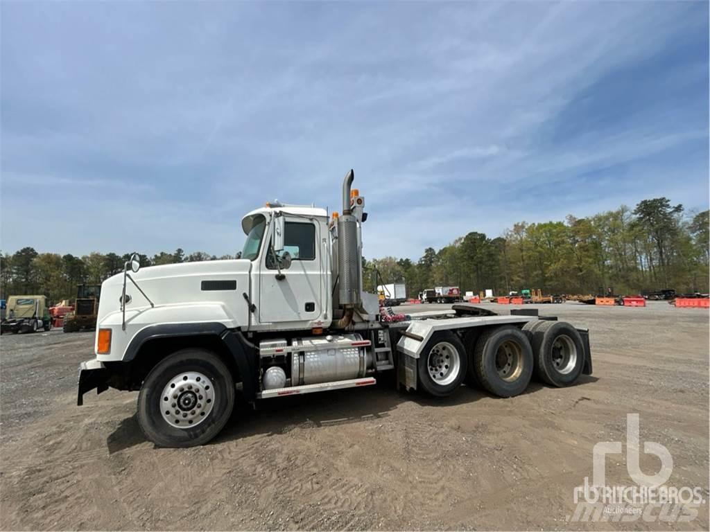 Mack CL733 Седельные тягачи