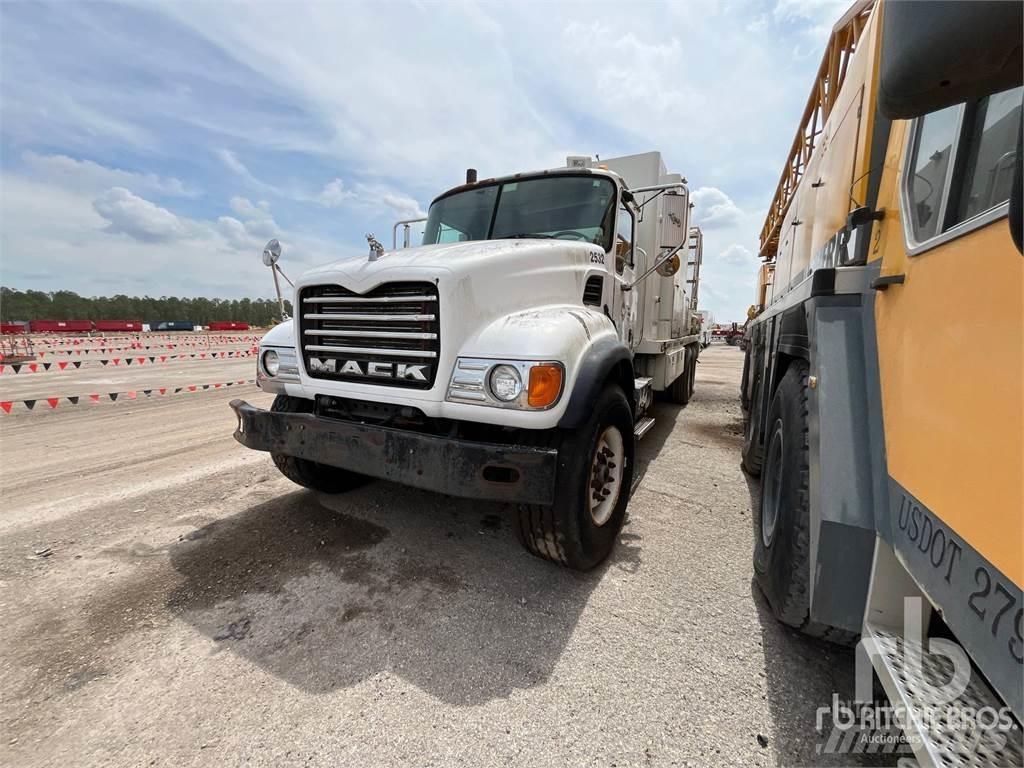 Mack CV713 Комбинированные дорожные машины