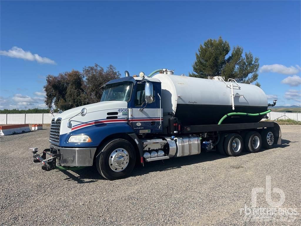 Mack CX613 Поливочные машины