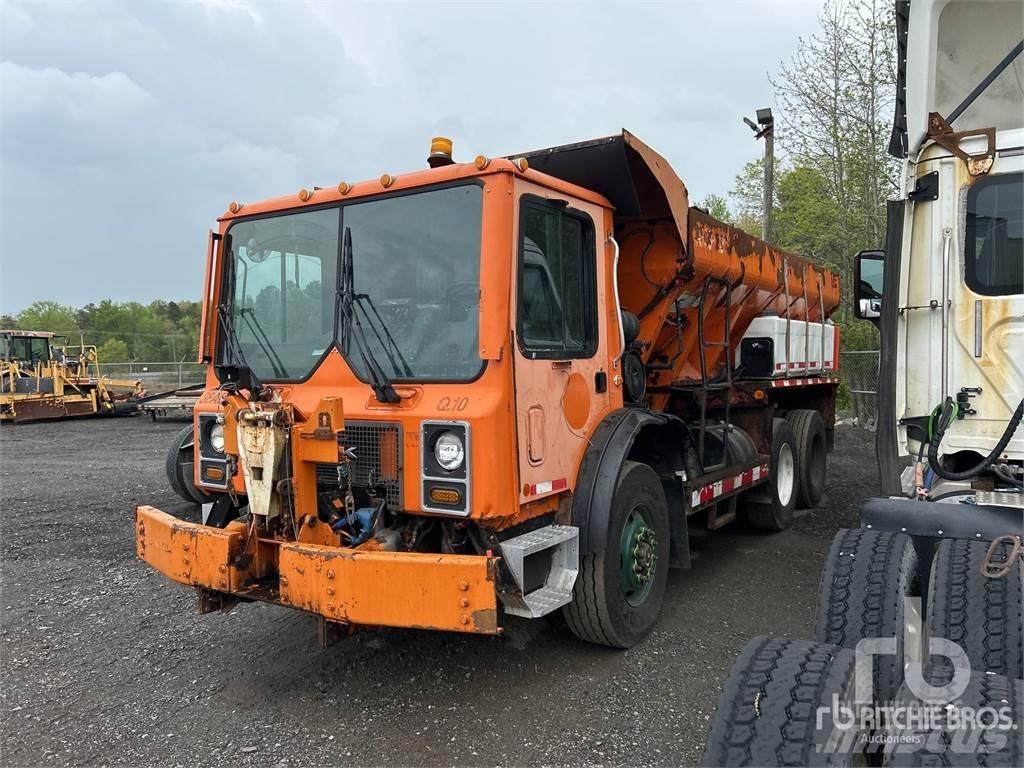 Mack MR688S Пескоразбрасыватели