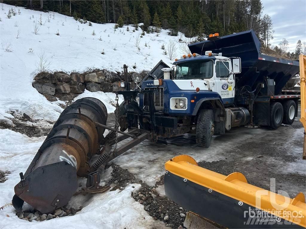 Mack RB688S Снежные отвалы и плуги