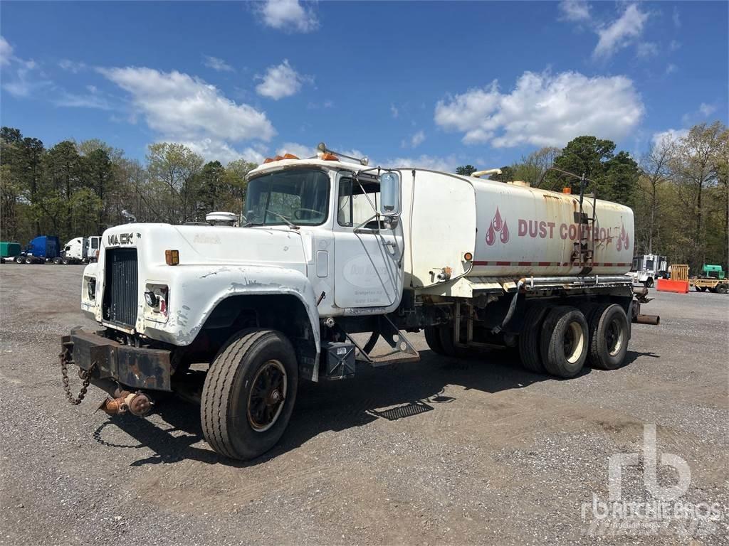 Mack RD685S Поливочные машины