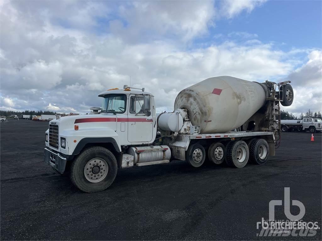 Mack RD688S Автобетоносмесители