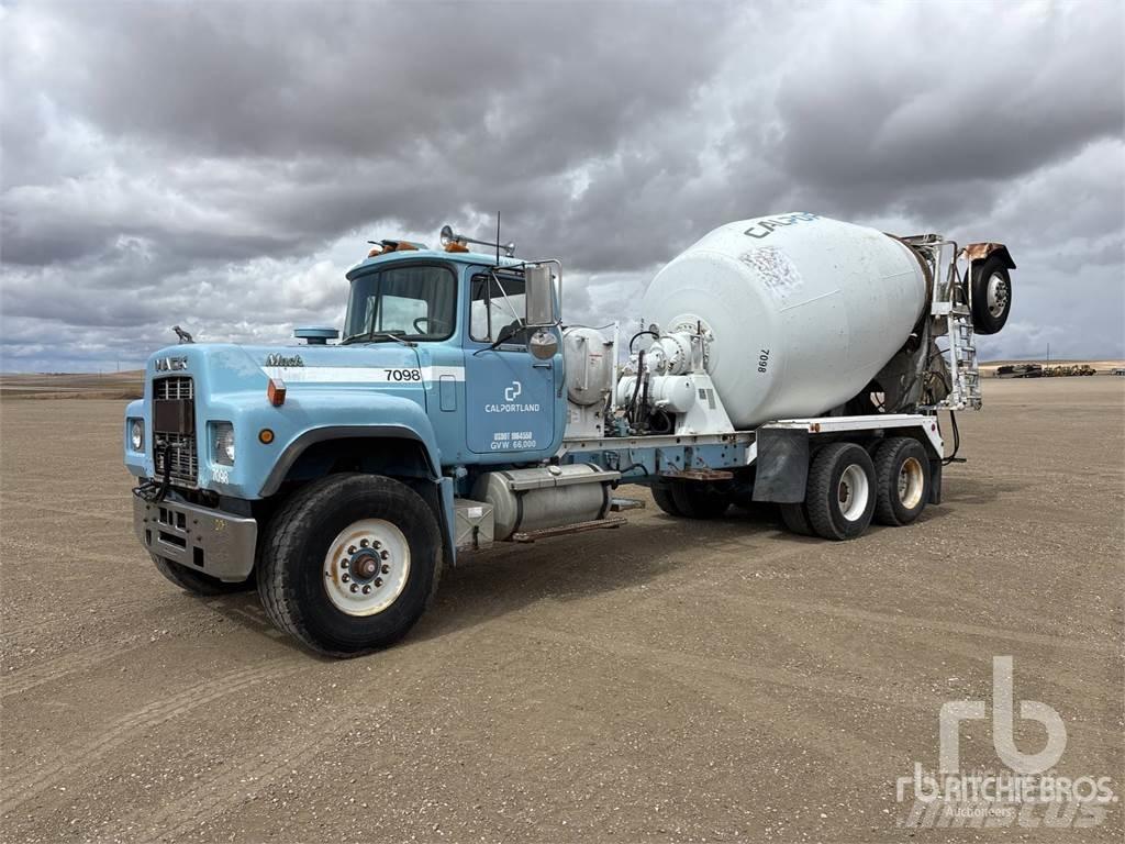 Mack RD690S Автобетоносмесители