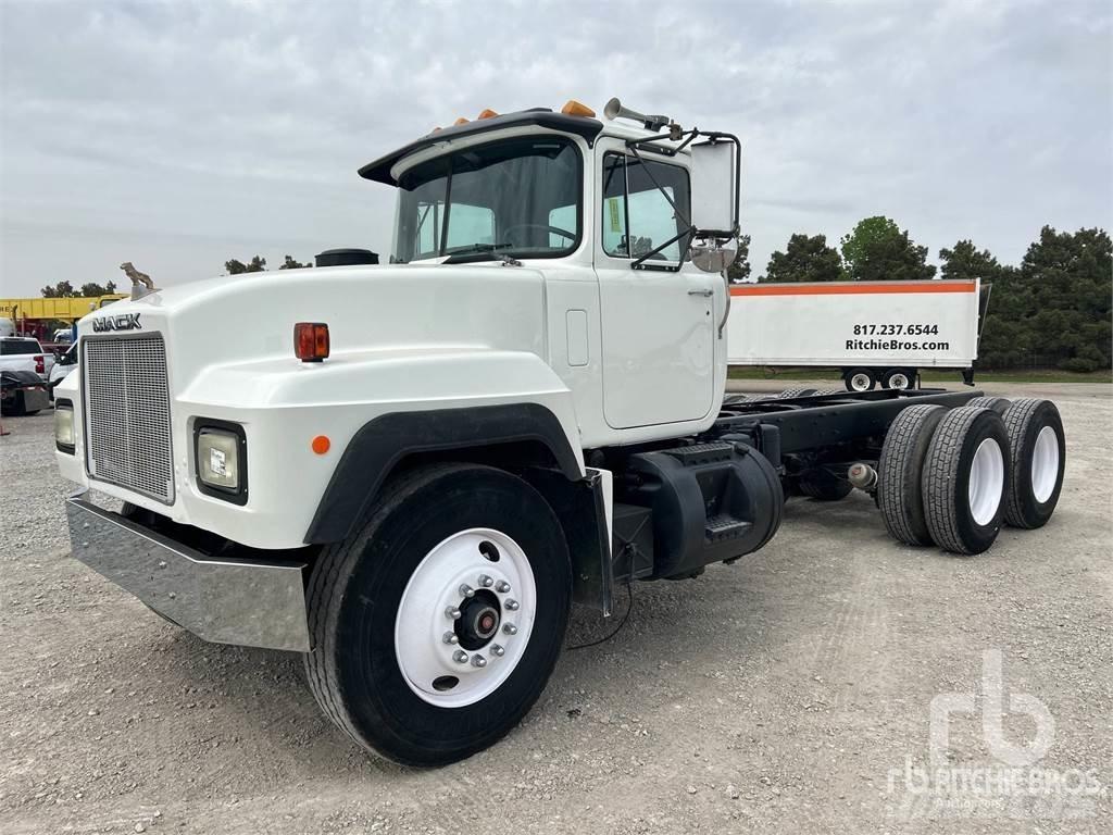 Mack RD690S Шасси с кабиной