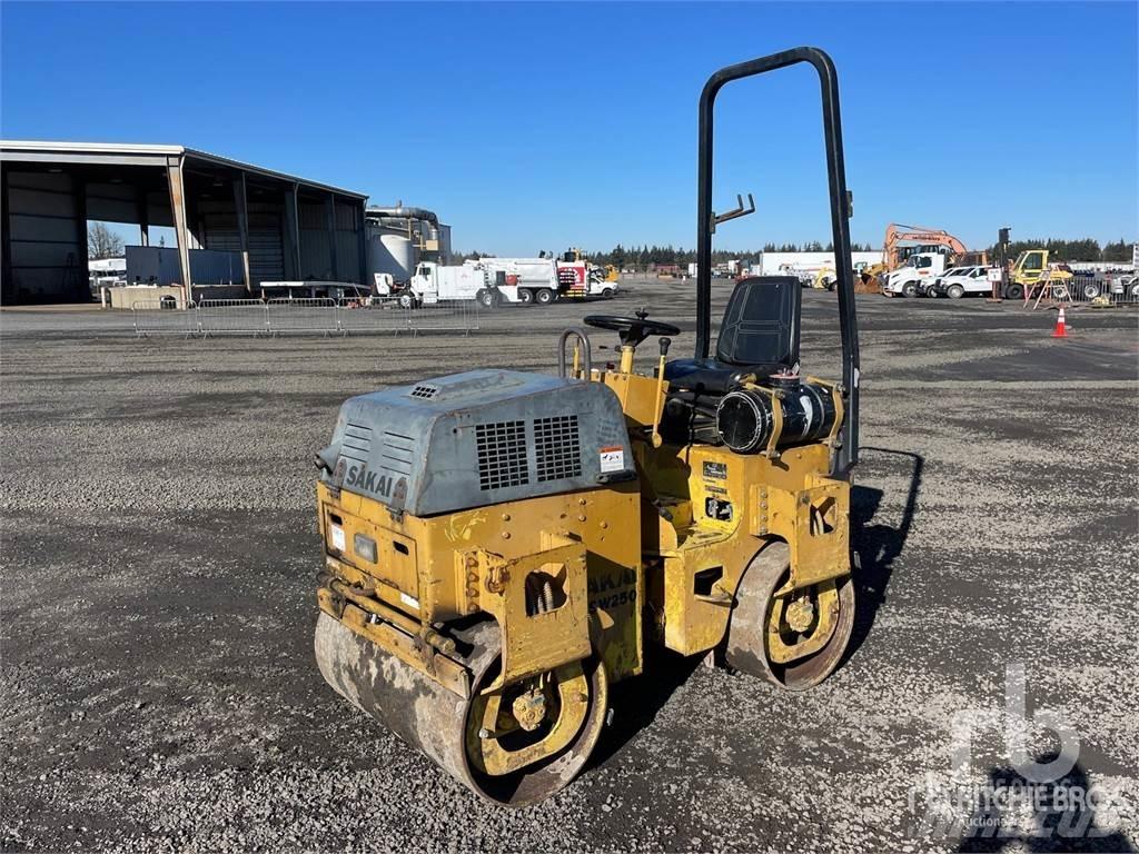 Sakai SW250 Катки тротуарные