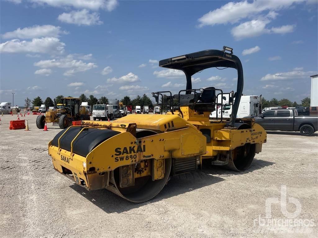 Sakai SW880 Катки тротуарные