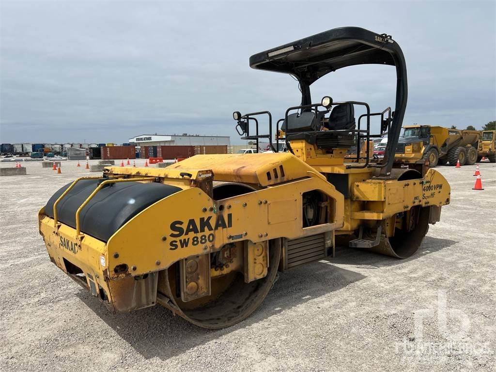 Sakai SW880 Катки тротуарные