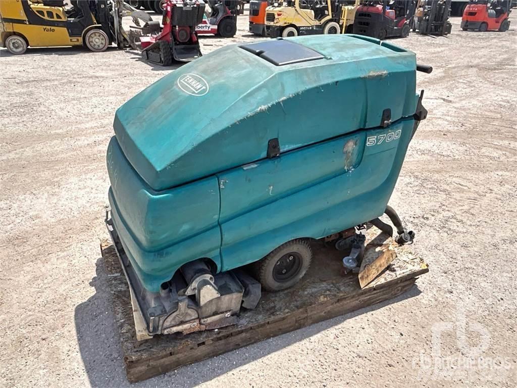 Tennant 5700 XP Вакуумные уборочные машины