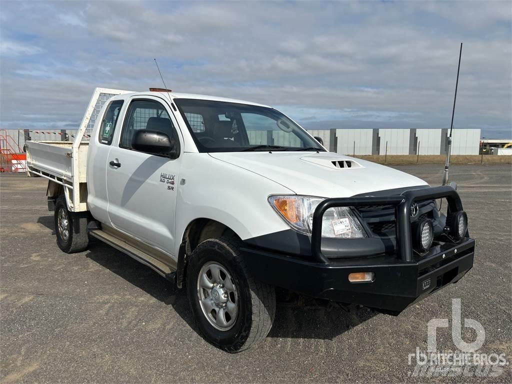 Toyota HILUX Бортовые фургоны