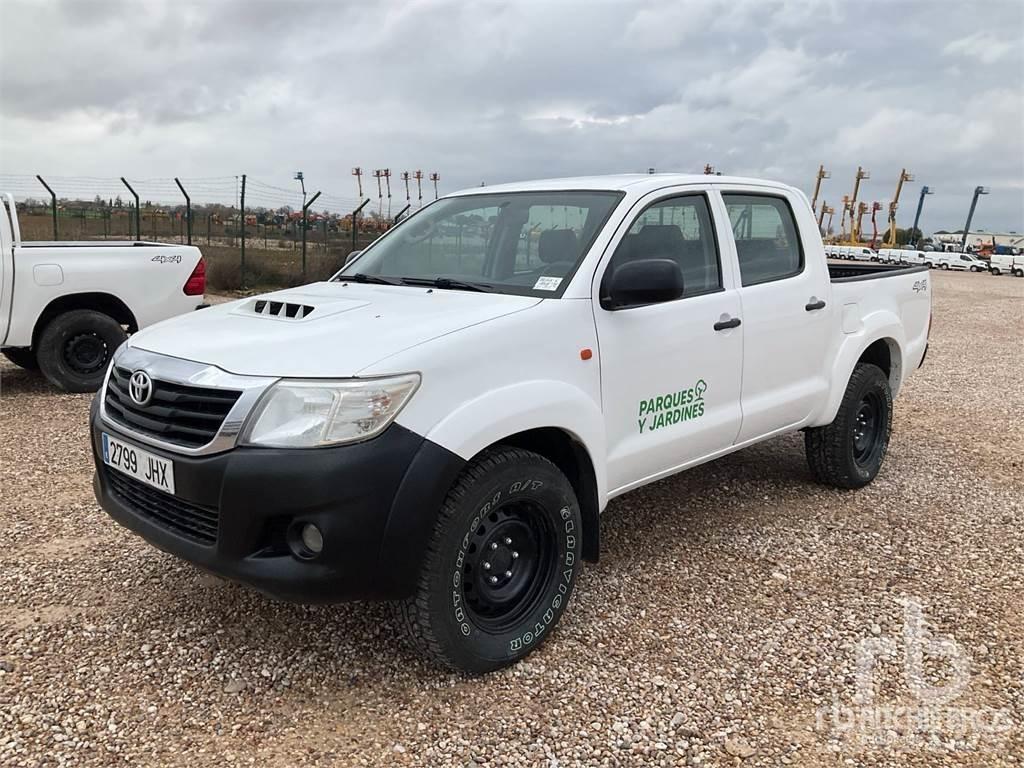 Toyota HILUX Бортовые фургоны