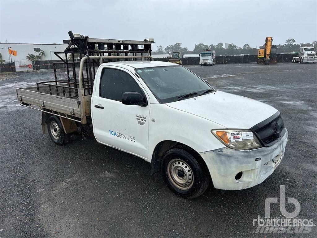 Toyota HILUX Бортовые фургоны