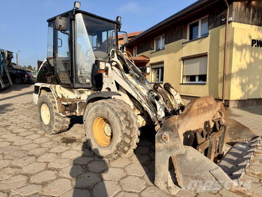 CAT 906 Фронтальные погрузчики