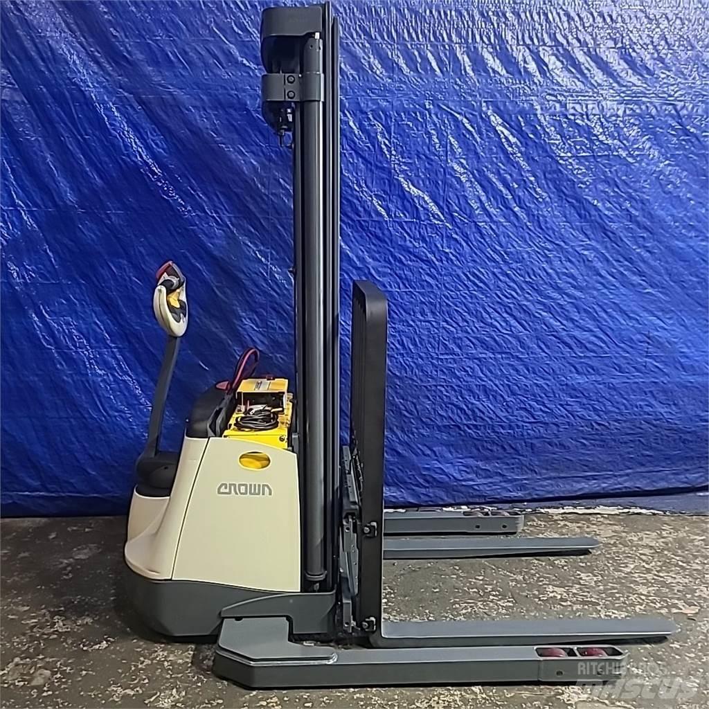 Crown SX3000-40 Самоходные электроштабелёры
